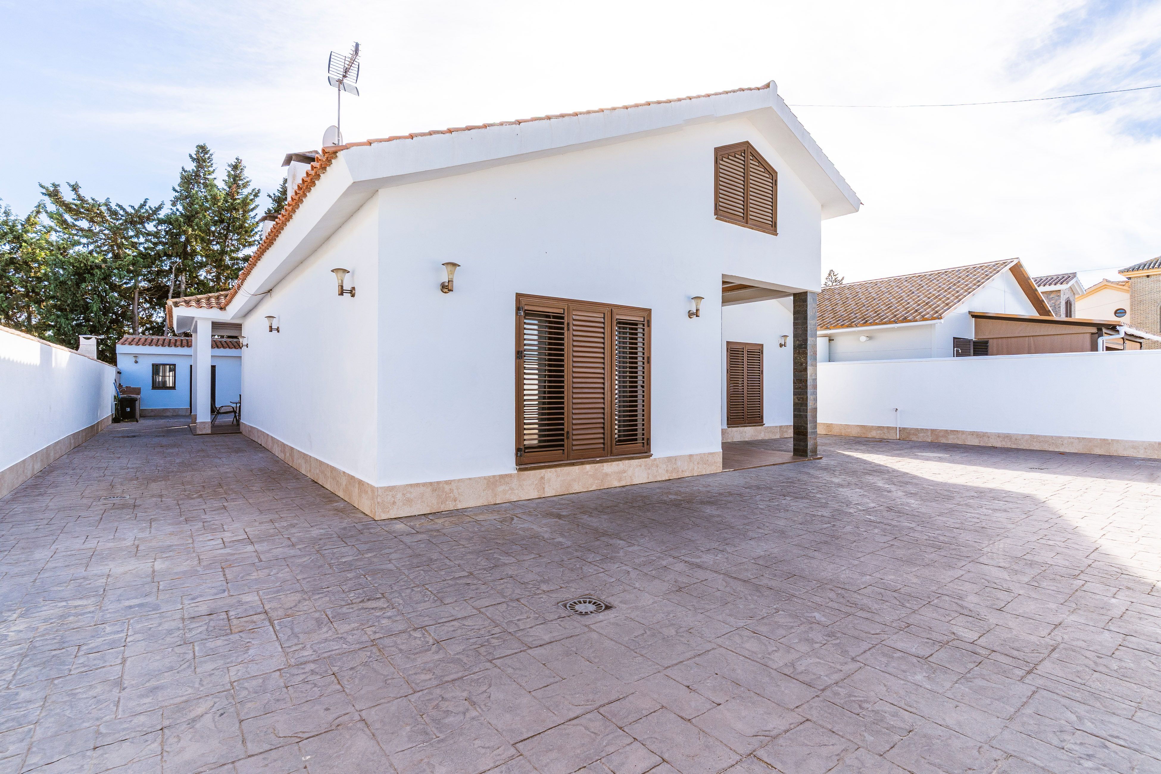 Vista exterior de Casa o chalet en venta en Chiclana de la Frontera con Jardín privado, Terraza y Piscina