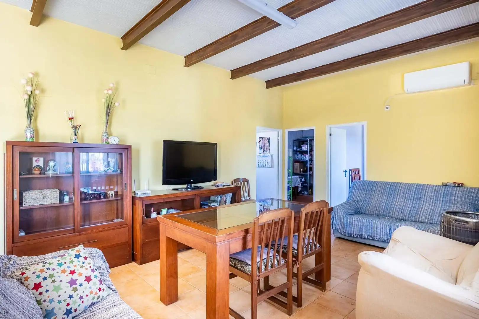 Sala d'estar de Finca rústica en venda en Alcalá de Guadaira amb Aire condicionat i Piscina