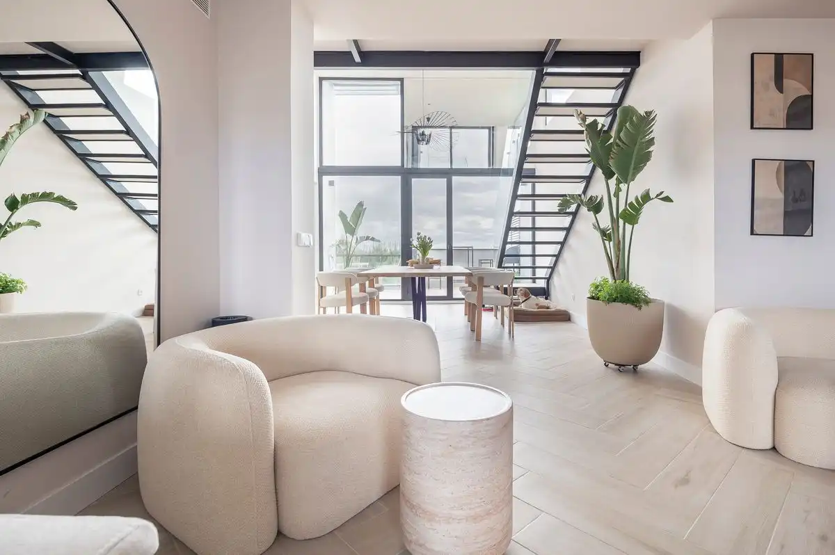 Wohnzimmer von Dachboden zum Verkauf in Majadahonda mit Klimaanlage, Heizung und Privatgarten