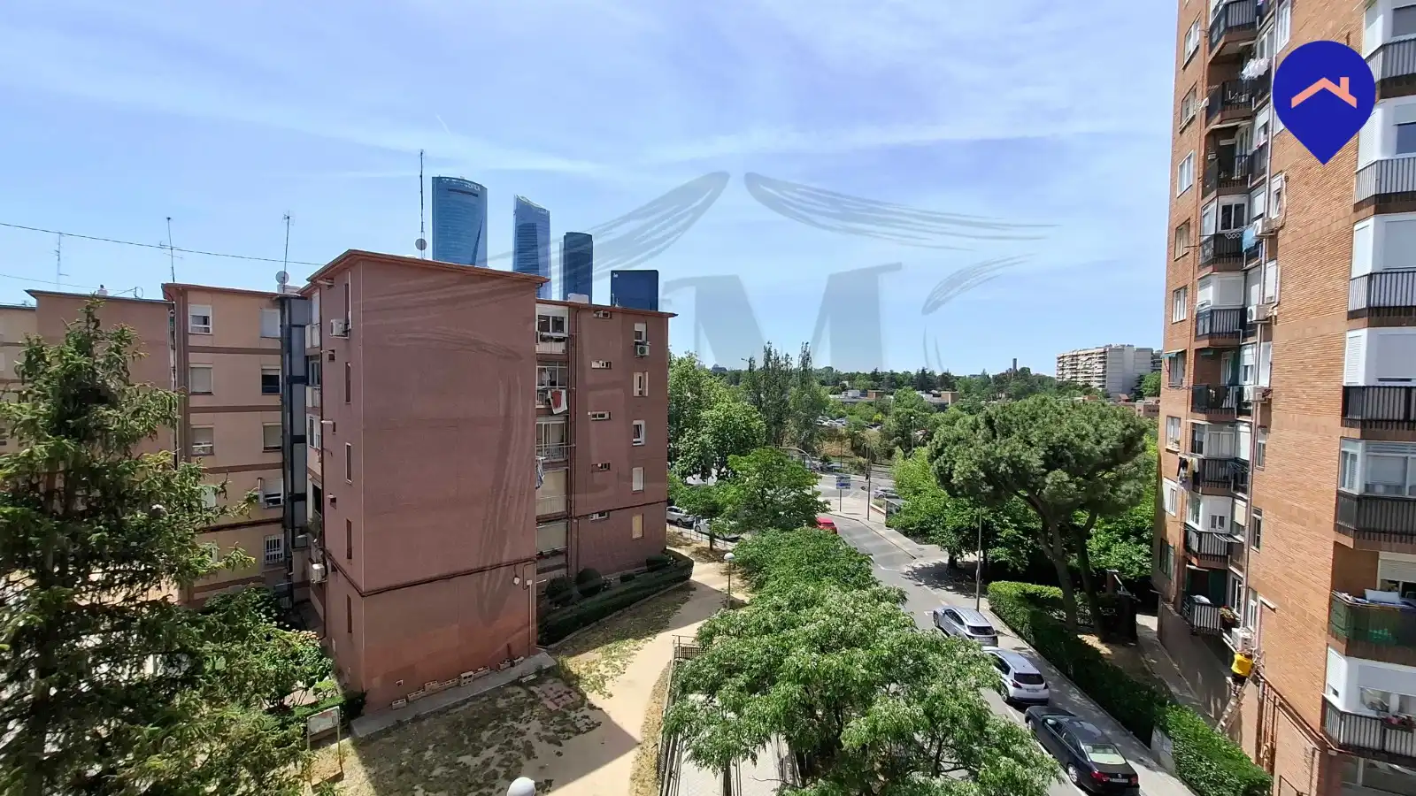 Vista exterior de Pis en venda en Madrid amb Calefacció i Alarma