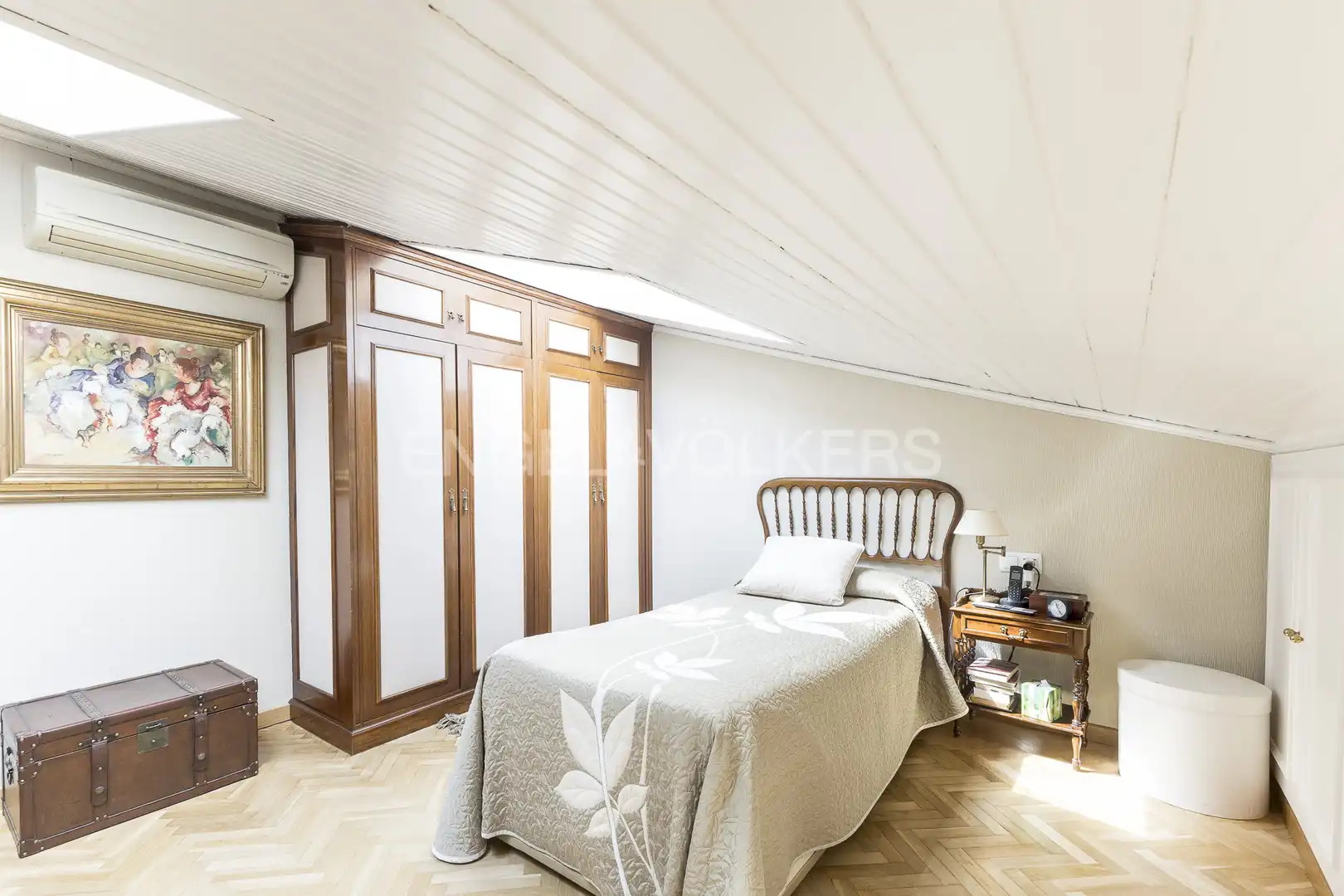 Schlafzimmer von Einfamilien-Reihenhaus zum Verkauf in Barcelona mit Heizung, Privatgarten und Parkett