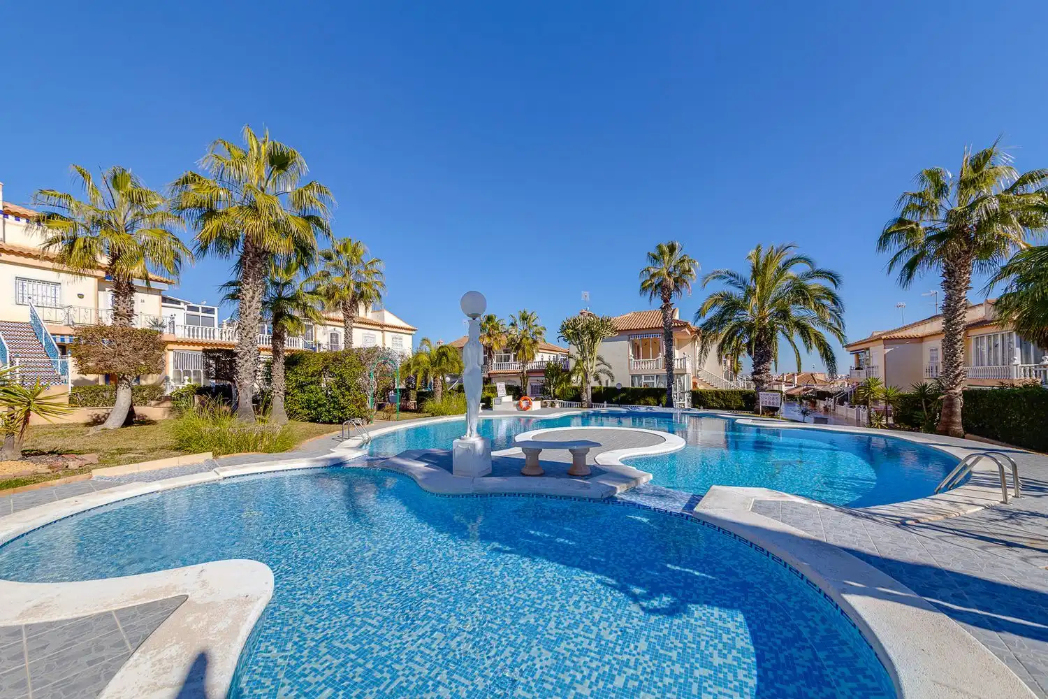Piscina de Estudi en venda en Torrevieja amb Aire condicionat, Terrassa i Traster