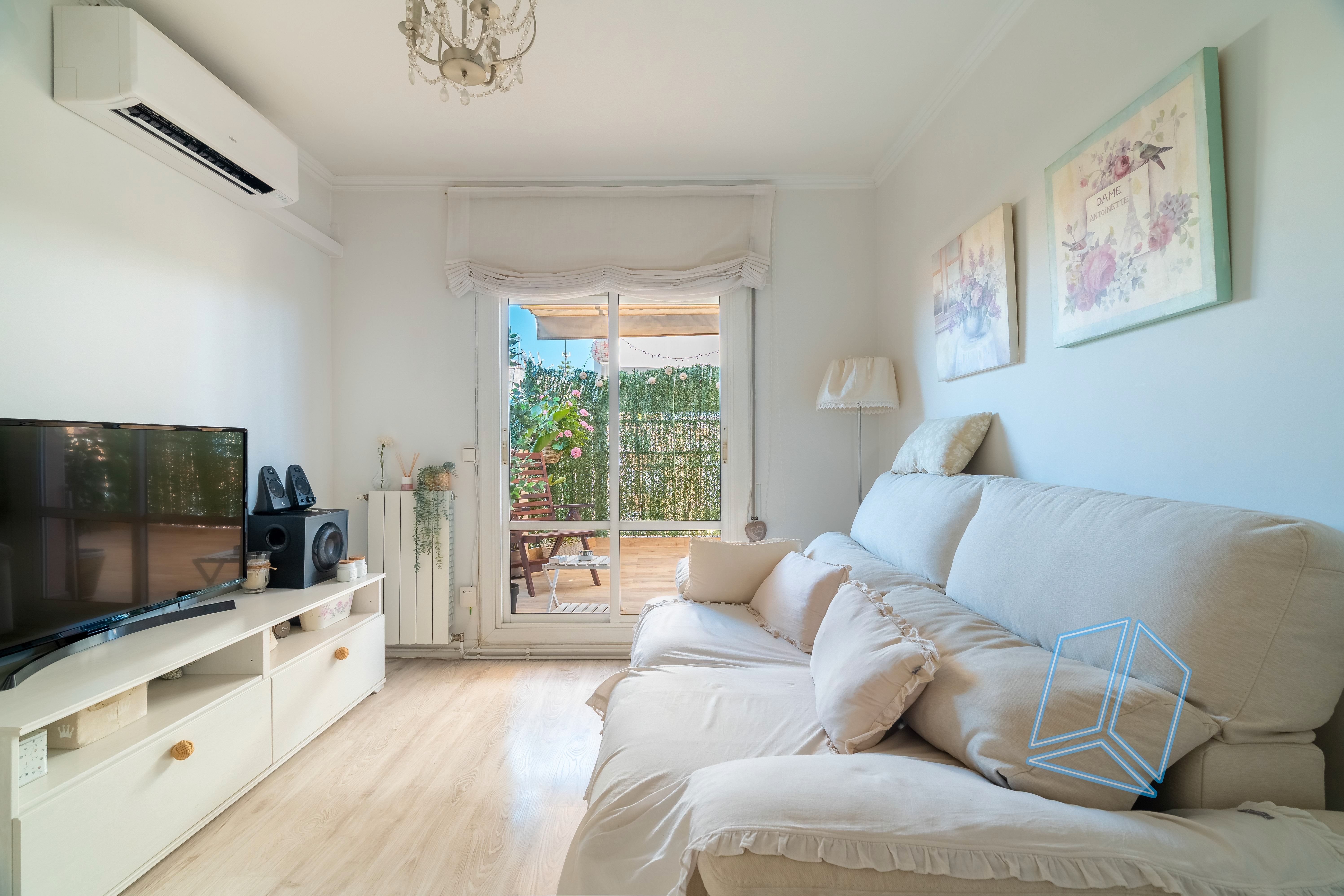 Living room of Attic for sale in Cornellà de Llobregat  with Heating and Terrace