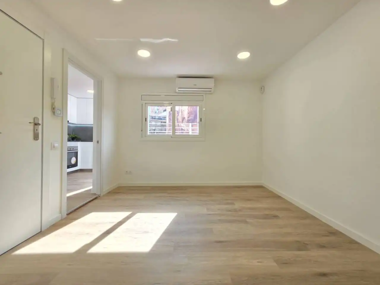 Schlafzimmer von Dachboden zum Verkauf in Barcelona mit Klimaanlage, Heizung und Parkett
