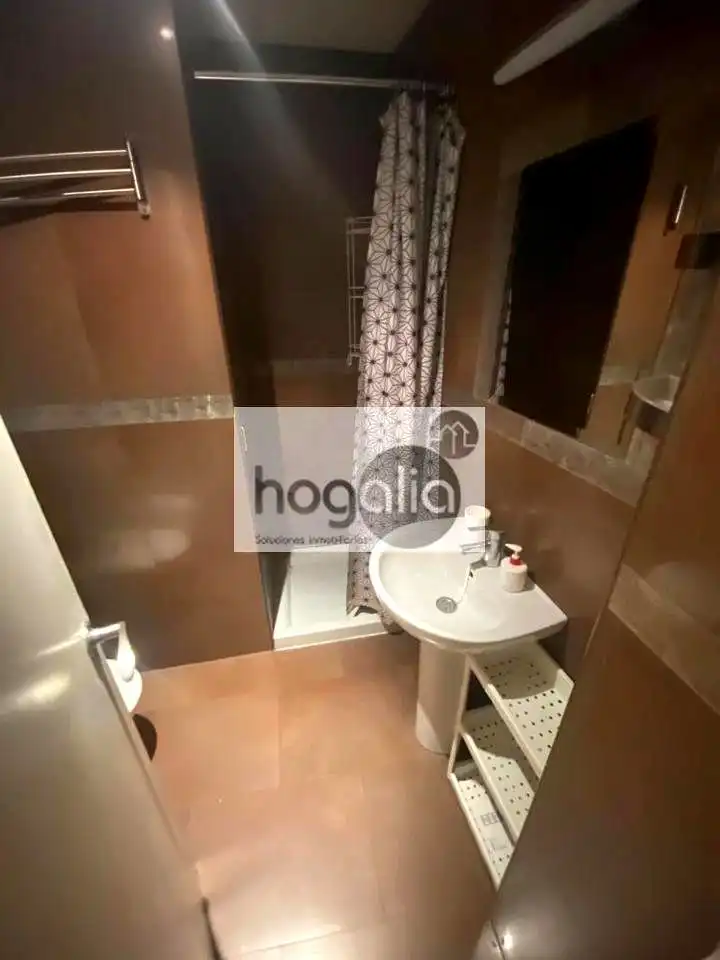 Badezimmer von Erdgeschoss zur Miete in Sevilla mit Klimaanlage und Möbliert