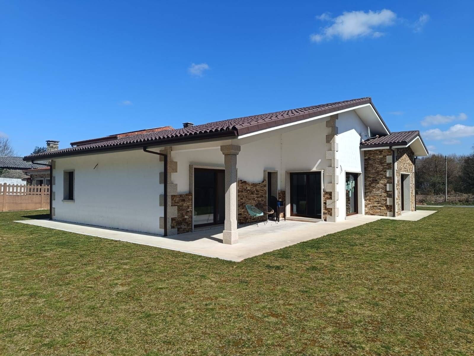 Vista exterior de Casa o chalet en venta en Trazo con Calefacción, Terraza y Trastero