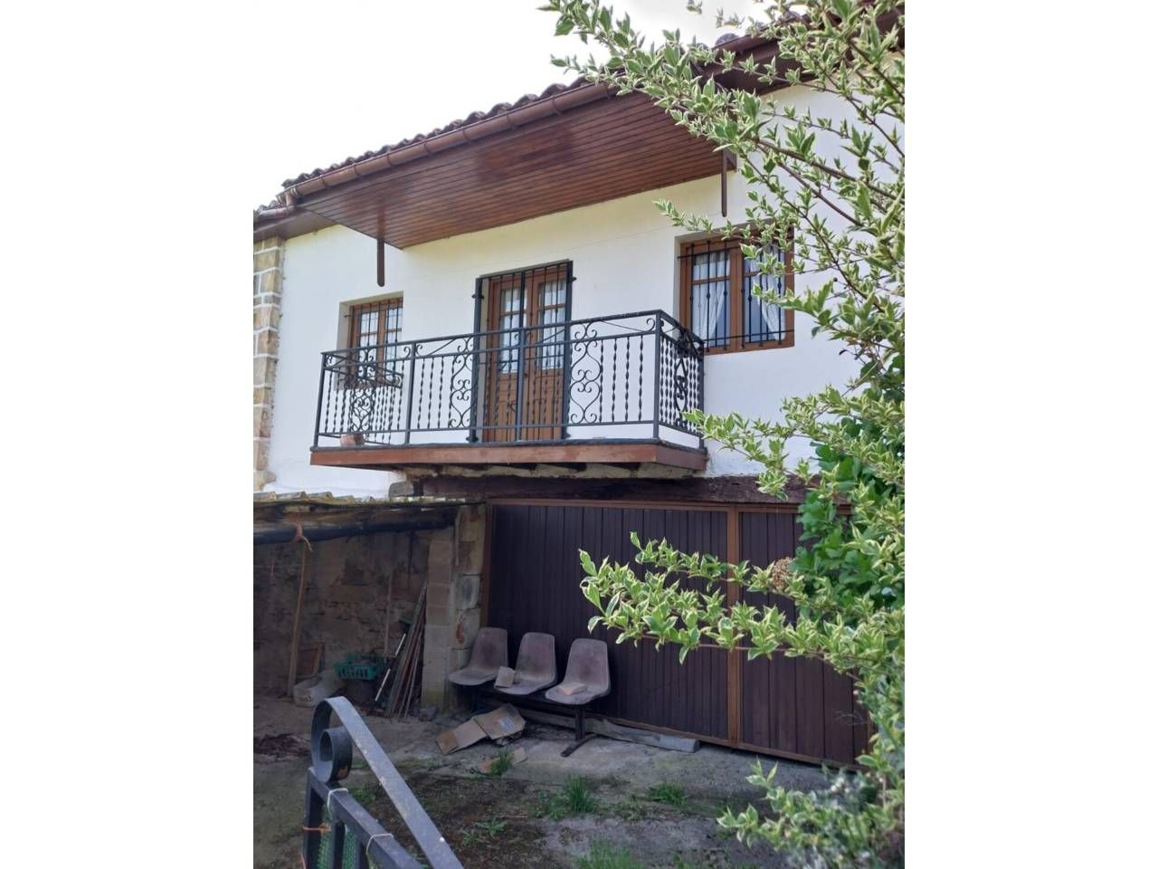 Vista exterior de Casa o xalet en venda en Corvera de Toranzo amb Jardí privat, Parquet i Moblat