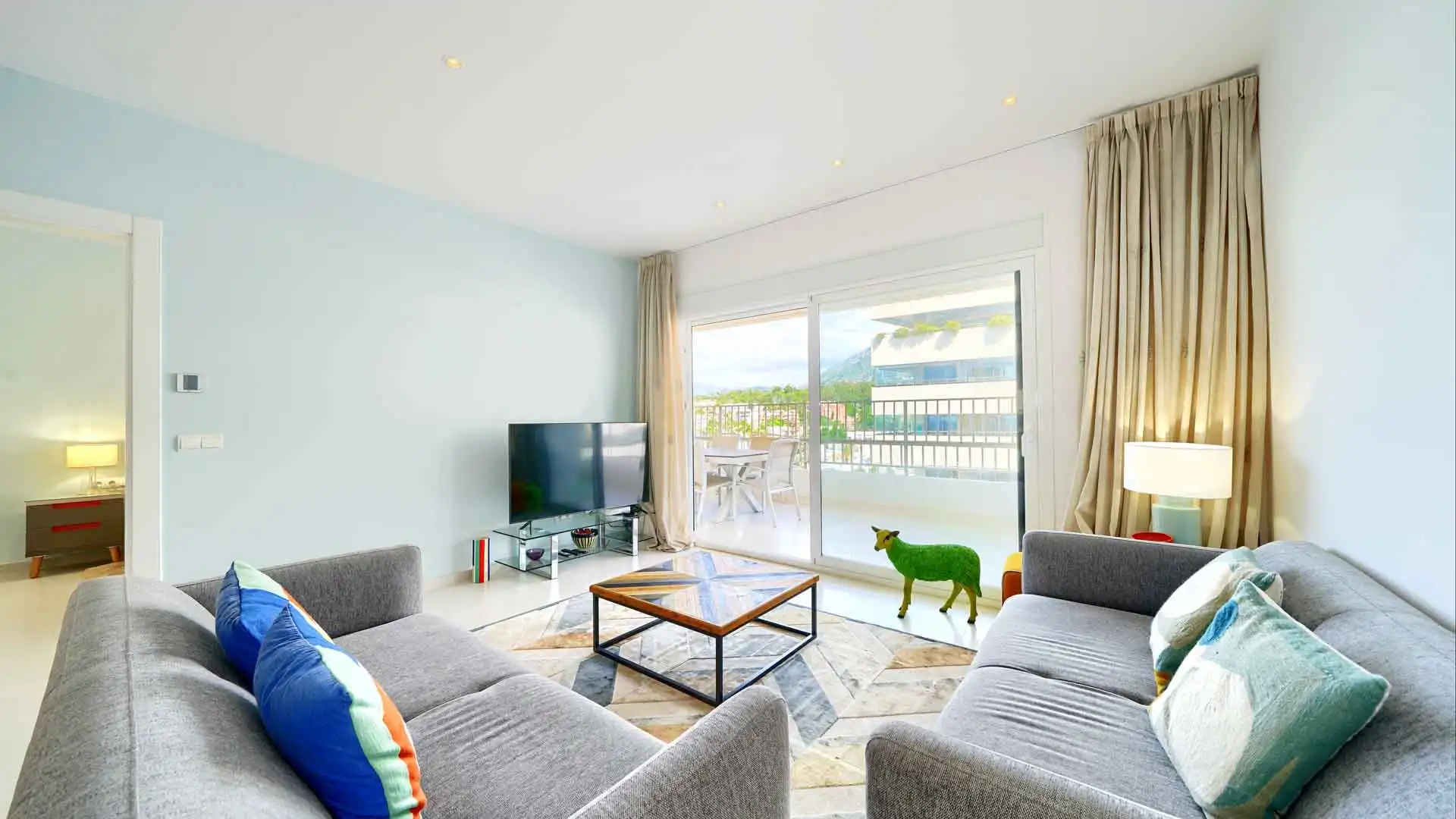 Sala de estar de Ático en venta en Marbella con Aire acondicionado, Terraza y Piscina
