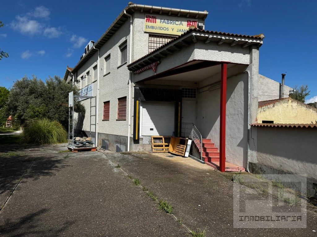 Vista exterior de Nau industrial de lloguer en Muñogalindo