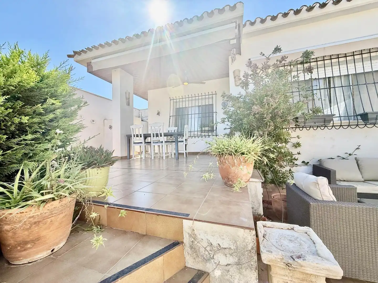 Vista exterior de Casa o xalet en venda en Orihuela amb Aire condicionat, Jardí privat i Terrassa