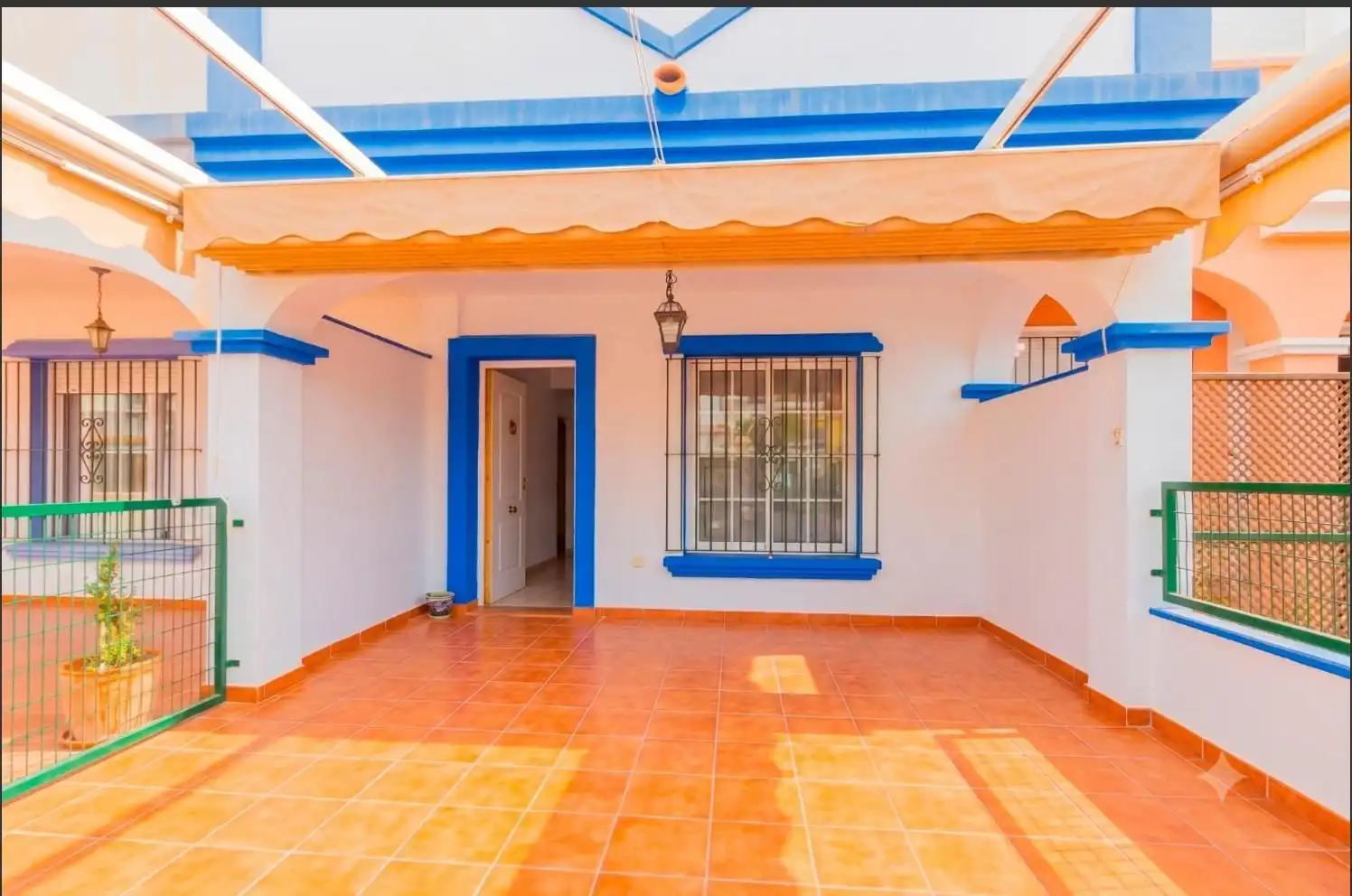 Casa amb terrassa en venda a Calle HISPASAT
