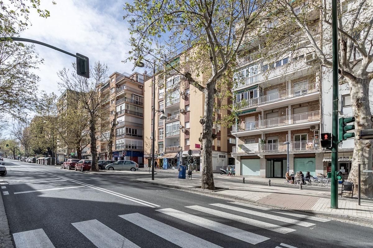 Vista exterior de Local en venda en  Granada Capital amb Aire condicionat