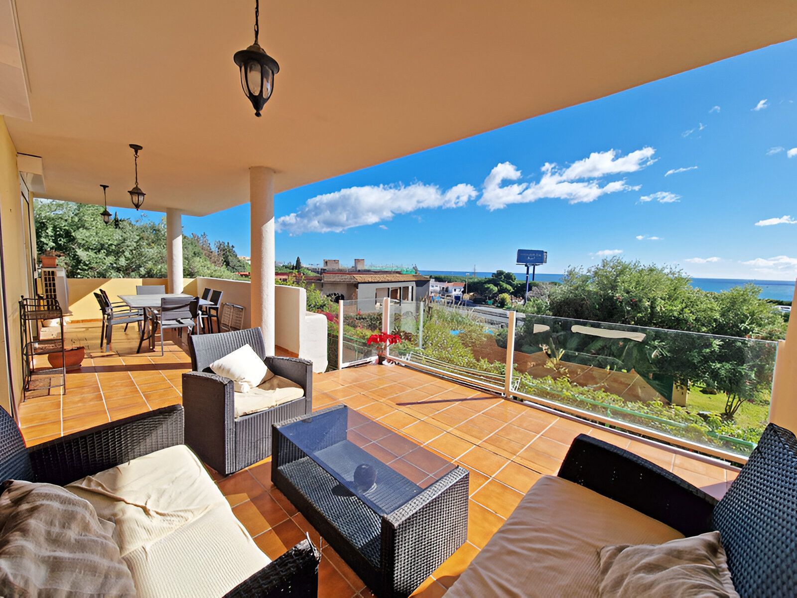 Vista exterior de Planta baixa en venda en Marbella amb Aire condicionat, Terrassa i Piscina