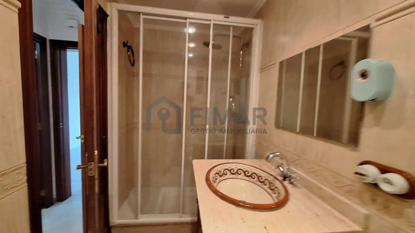 Badezimmer von Wohnung zum Verkauf in Mataró mit Klimaanlage und Terrasse