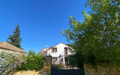 Vista exterior de Casa o xalet en venda en Palomares del Río amb Terrassa i Balcó