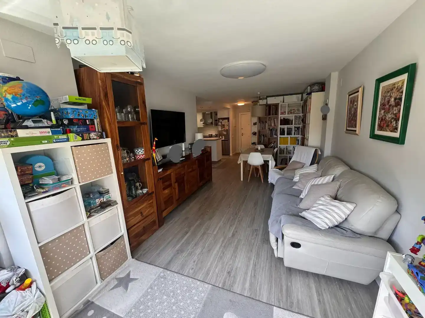 Sala d'estar de Pis en venda en L'Hospitalet de Llobregat amb Aire condicionat