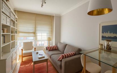 Sala d'estar de Pis en venda en  Madrid Capital amb Aire condicionat, Calefacció i Jardí privat