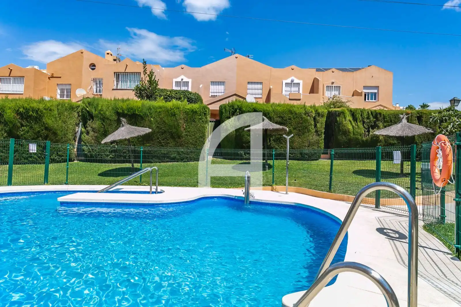 Garten von Einfamilien-Reihenhaus zum Verkauf in Estepona mit Heizung, Terrasse und Schwimmbad
