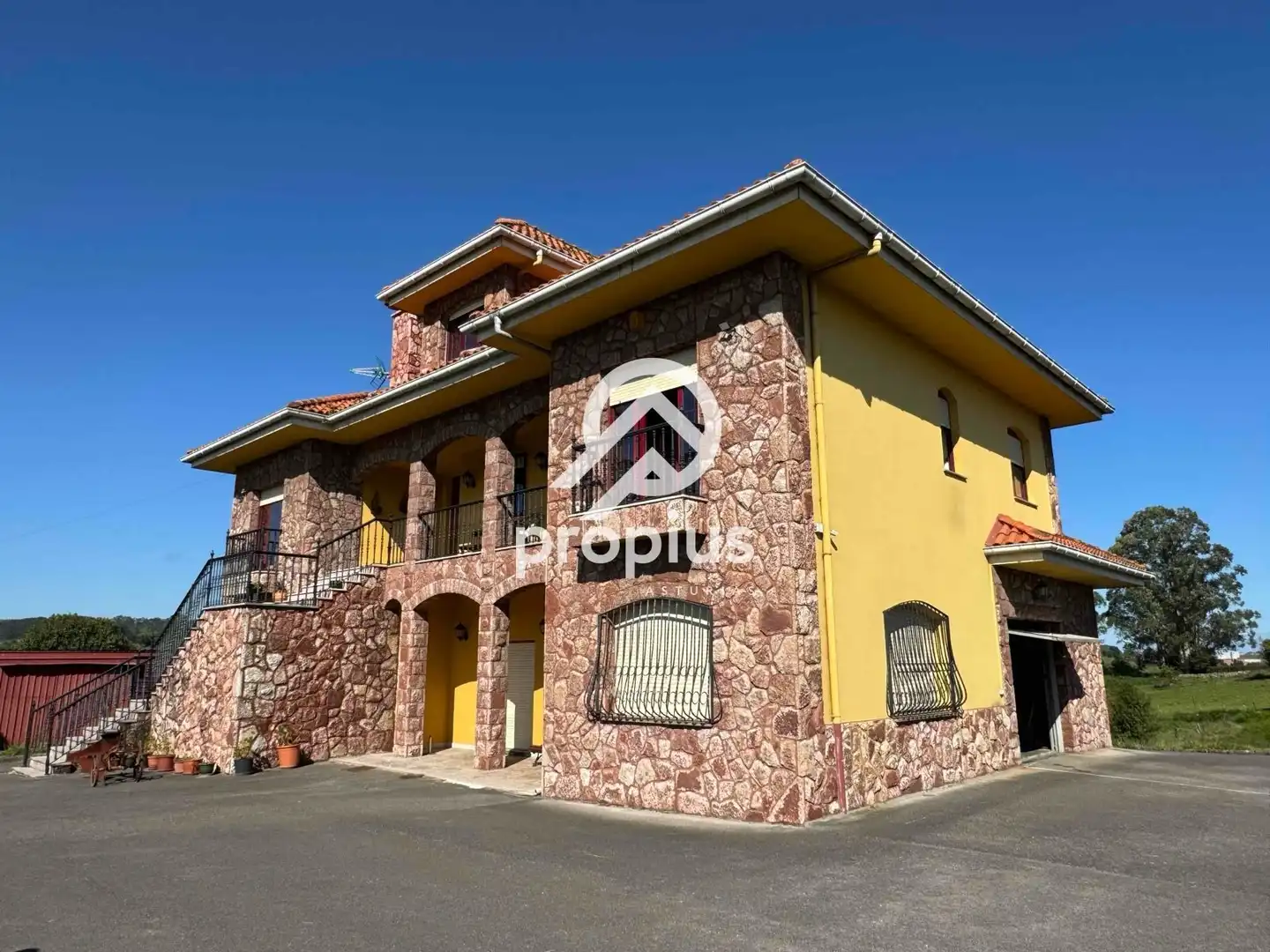Vista exterior de Casa o chalet en venta en Avilés con Calefacción, Jardín privado y Parquet