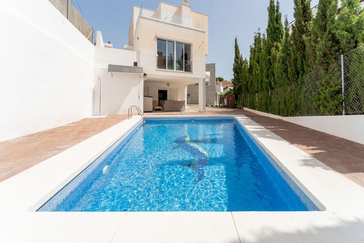 Piscina de Casa o xalet en venda en Fuengirola amb Aire condicionat, Jardí privat i Piscina