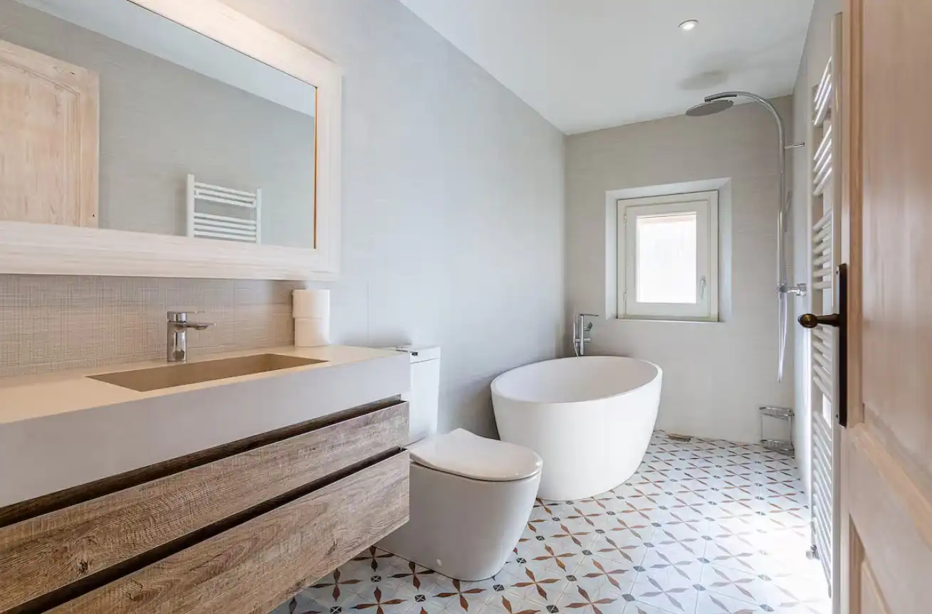 Badezimmer von Wohnungen zur Miete in Girona mit Klimaanlage, Heizung und Parkett