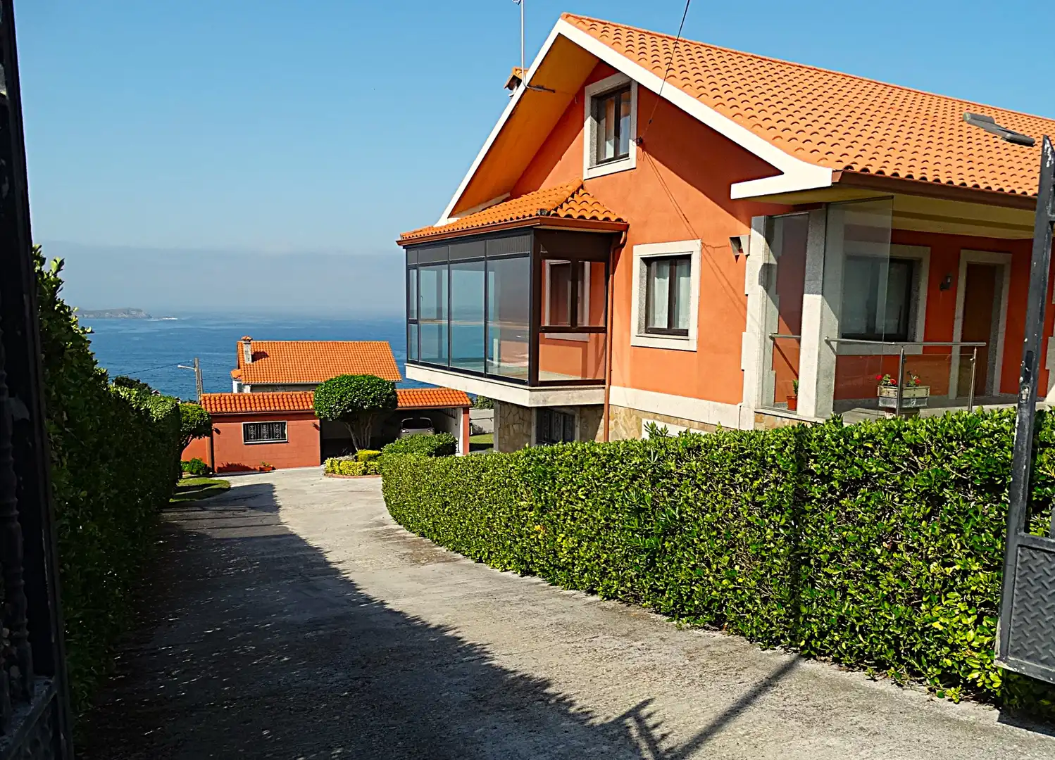 Vista exterior de Casa o xalet en venda en Valdoviño amb Calefacció, Jardí privat i Parquet