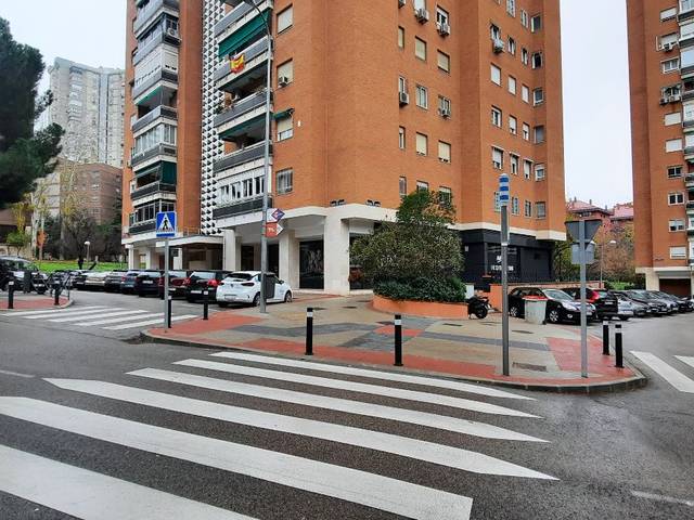 Local comercial en Venta en Calle del Condado de Treviño, 33 en Costillares