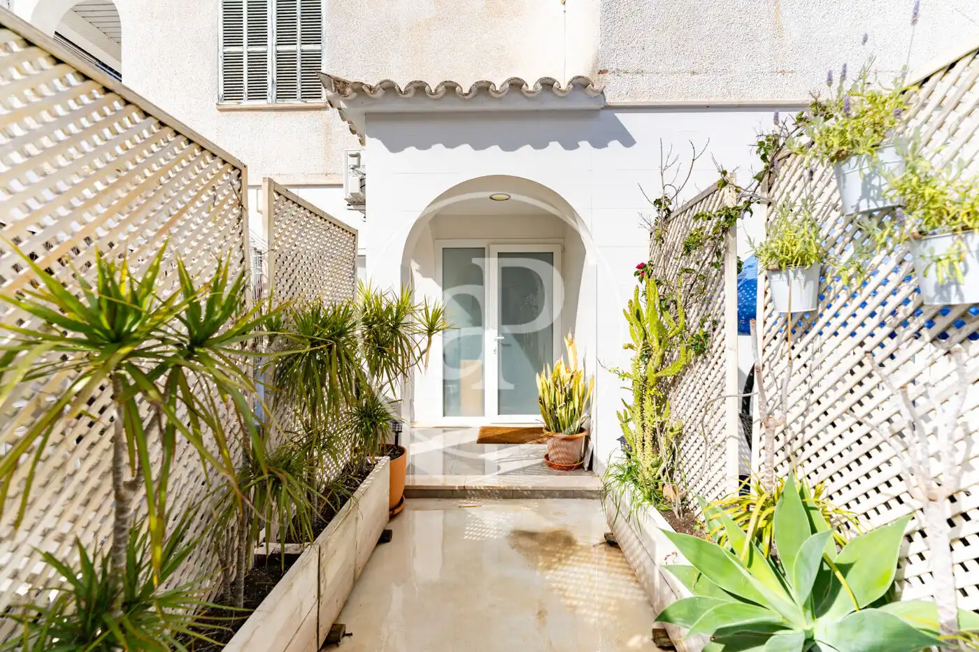Außenansicht von Wohnung zum Verkauf in  Palma de Mallorca mit Klimaanlage, Privatgarten und Terrasse