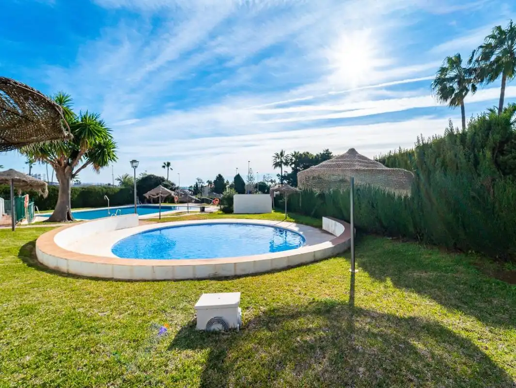 Piscina de Pis en venda en Mijas amb Aire condicionat, Calefacció i Jardí privat
