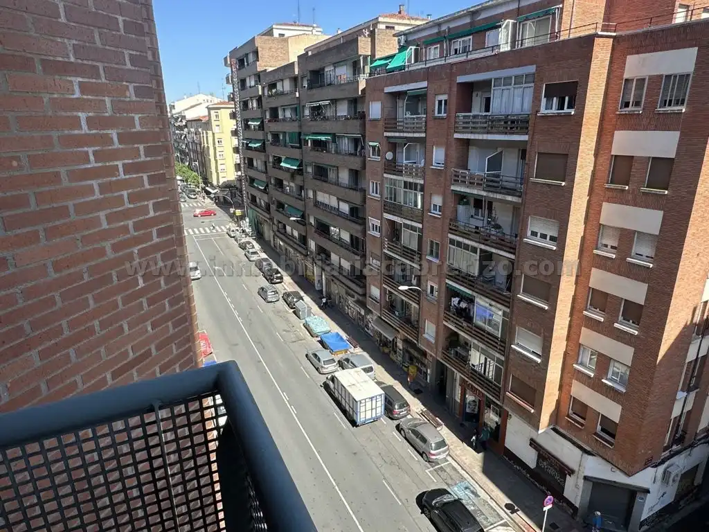 Vista exterior de Piso en venta en  Logroño con Calefacción, Parquet y Terraza