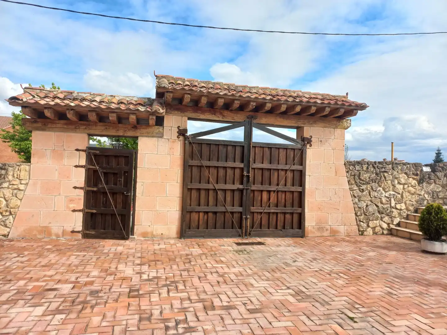 Vista exterior de Casa o xalet en venda en Torrecaballeros amb Calefacció, Jardí privat i Traster