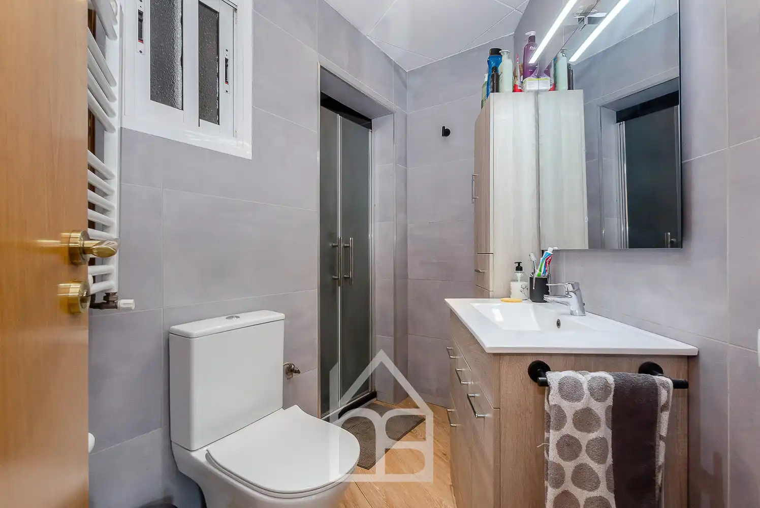 Bathroom of Flat for sale in Cornellà de Llobregat  with Air Conditioner, Heating and Parquet flooring