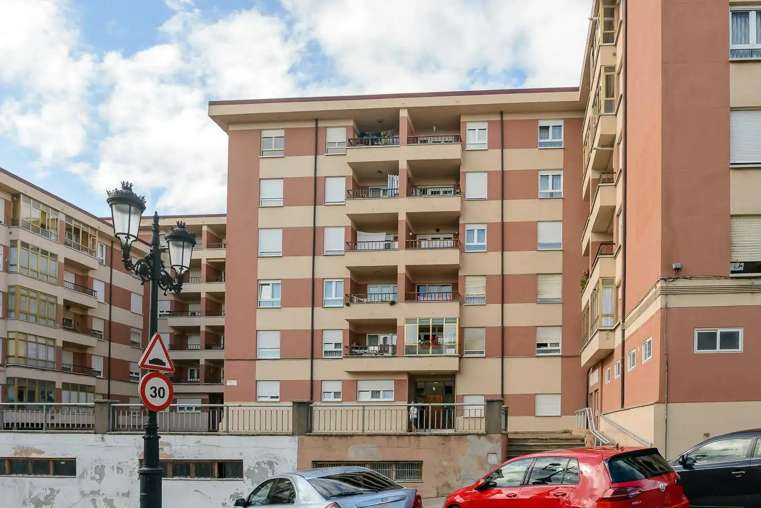 Vista exterior de Pis en venda en Oviedo  amb Calefacció, Terrassa i Traster