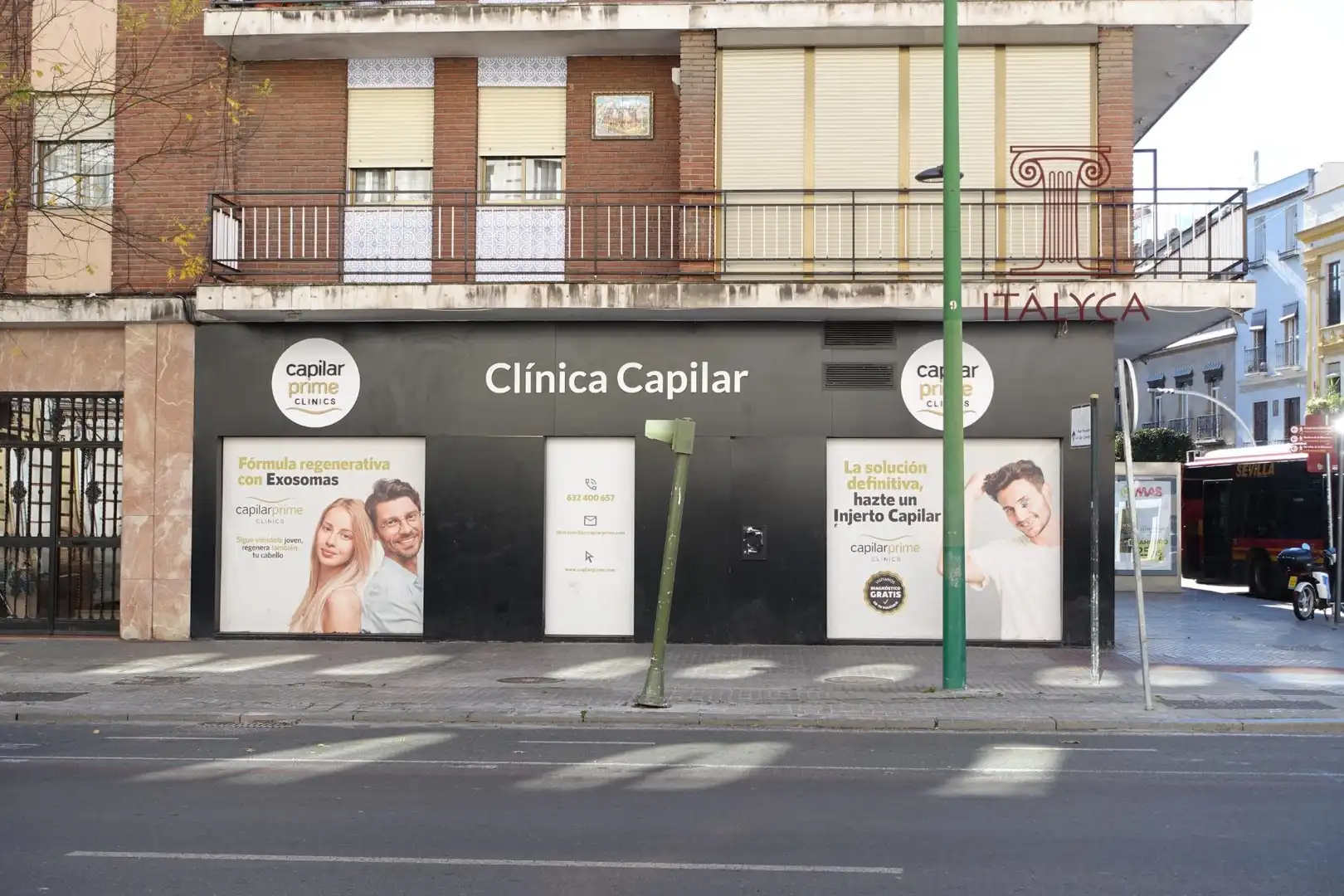 Vista exterior de Local en venda en Sevilla amb Aire condicionat