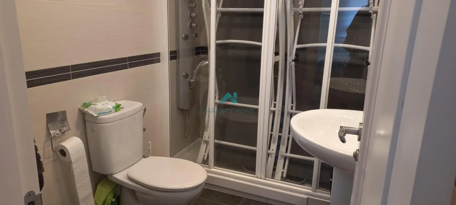 Badezimmer von Erdgeschoss zum Verkauf in Santoña mit Heizung und Privatgarten