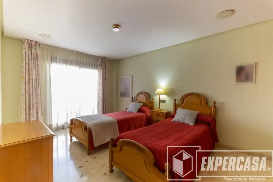 Dormitori de Casa o xalet en venda en Alaquàs amb Aire condicionat, Terrassa i Piscina