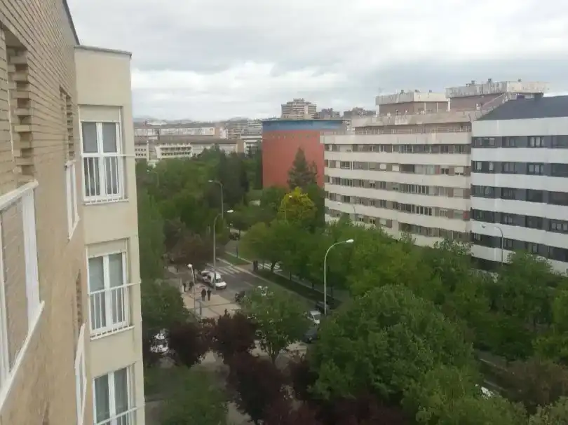 Außenansicht von Wohnung zur Miete in  Pamplona / Iruña mit Klimaanlage und Balkon