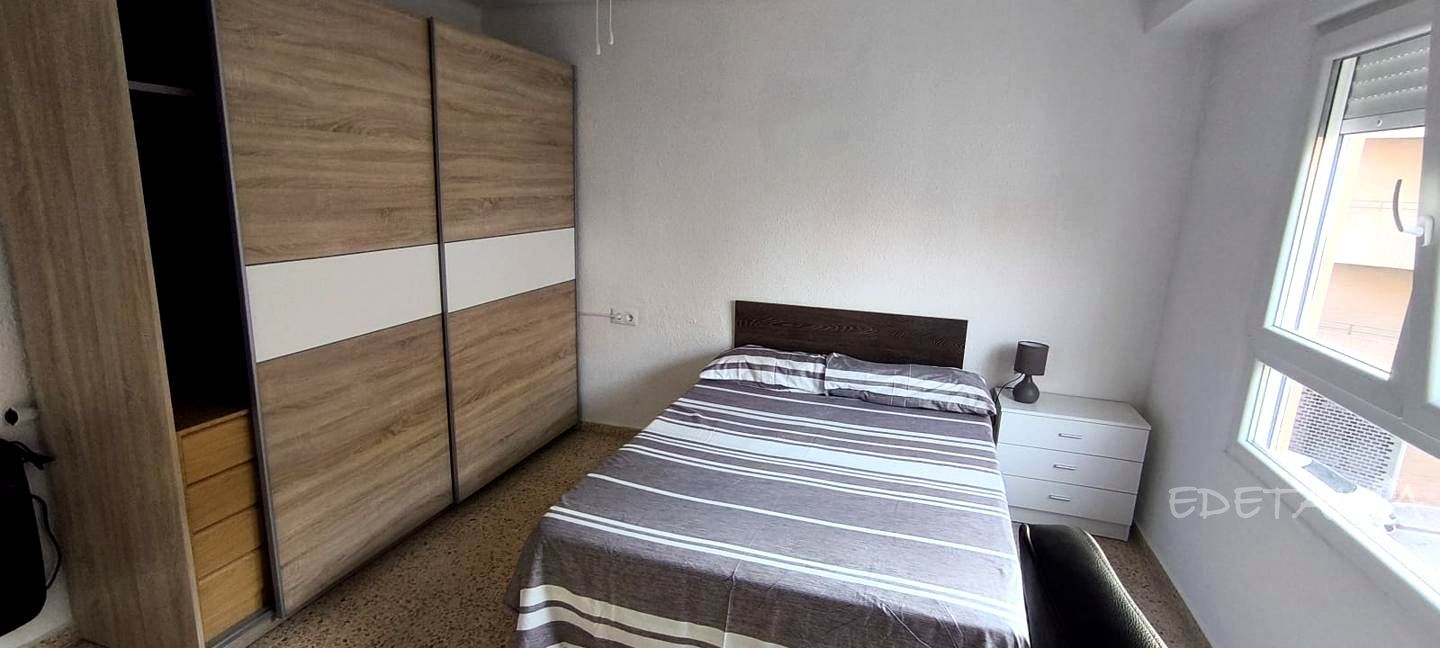 Dormitori de Apartament per a compartir en Moncada amb Calefacció, Moblat i Balcó