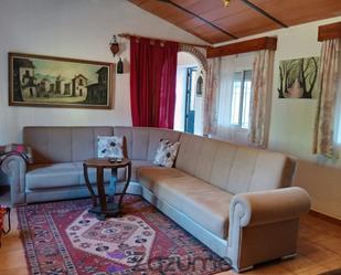 Sala d'estar de Casa adosada de lloguer en El Garrobo amb Aire condicionat, Terrassa i Piscina