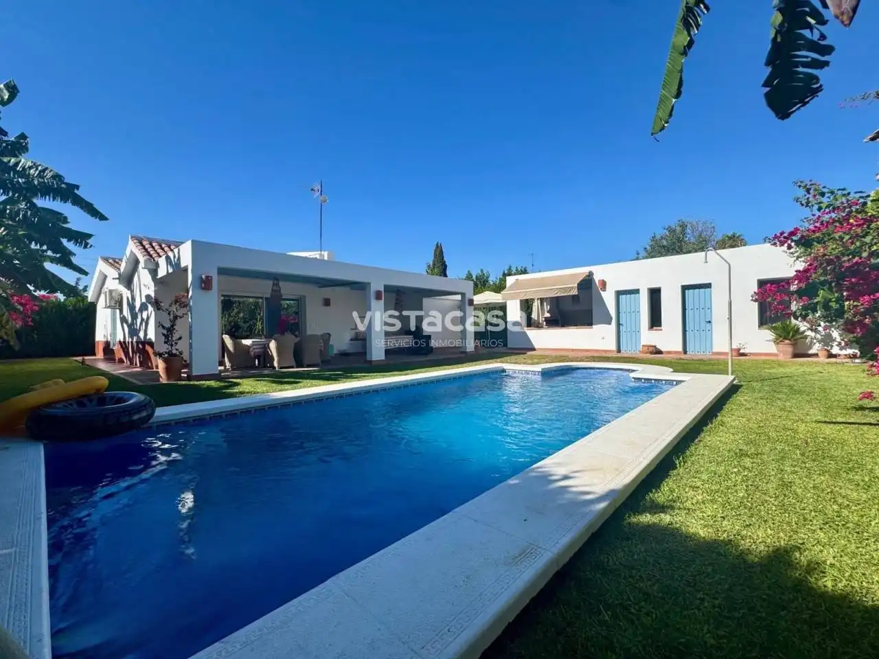 Vista exterior de Casa o xalet de lloguer en Carmona amb Aire condicionat, Calefacció i Jardí privat