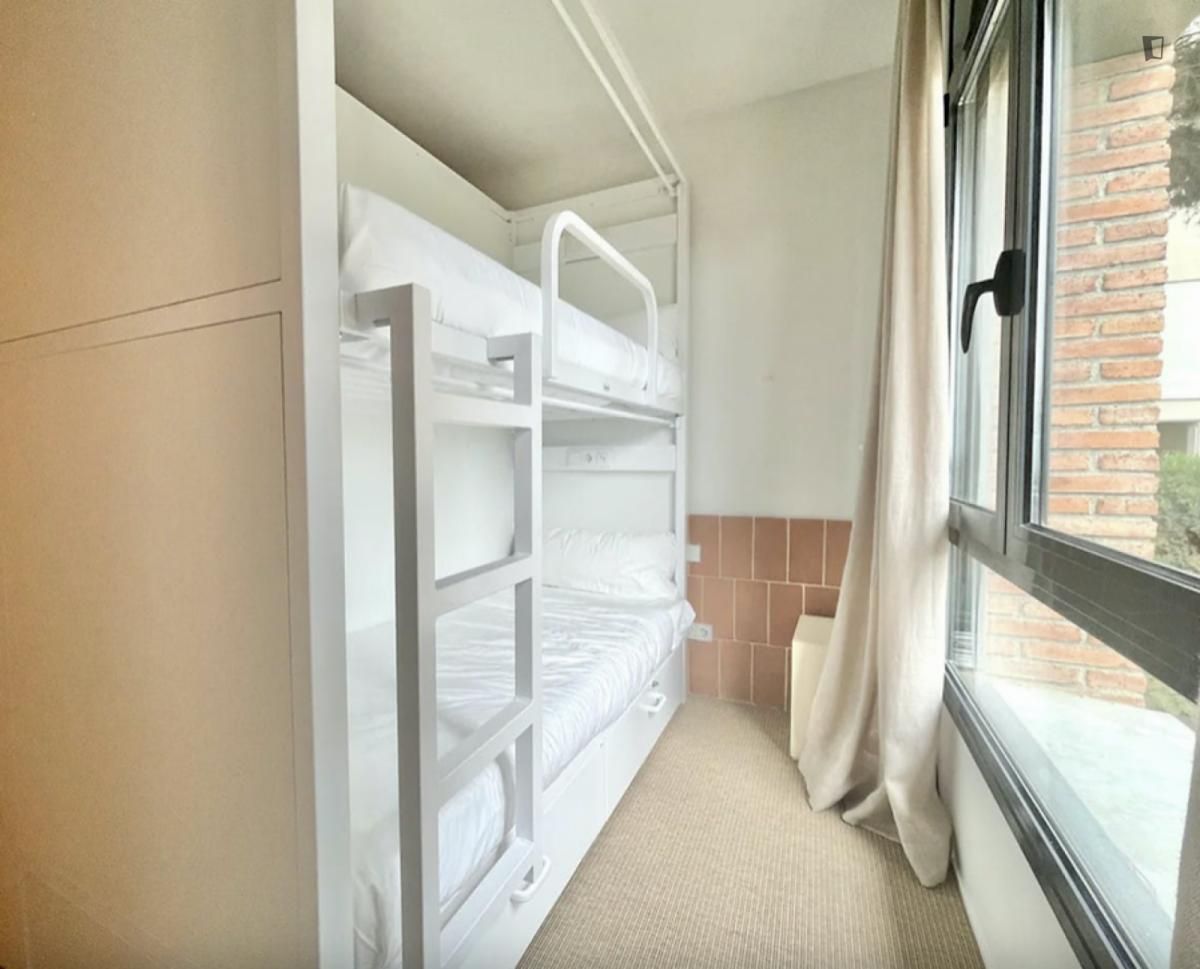 Bedroom of Flat to share in  Barcelona Capital  with Air Conditioner, Heating and Furnished
