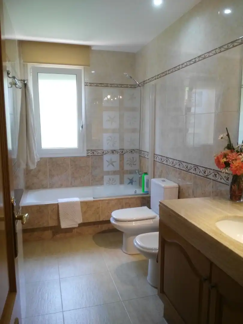 Badezimmer von Haus oder Chalet zum Verkauf in Castell d'Aro, Platja d'Aro i s'Agaró mit Heizung, Privatgarten und Terrasse