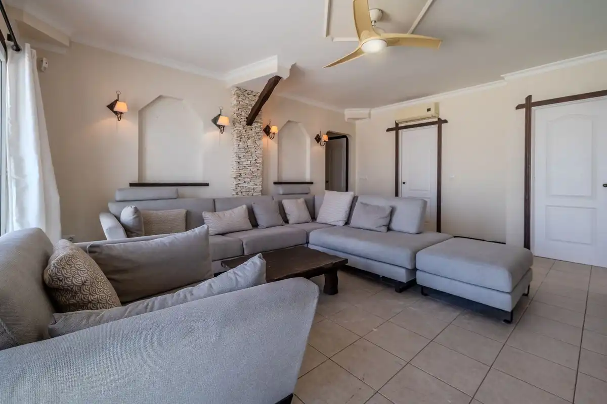 Sala d'estar de Casa o xalet en venda en Mijas amb Aire condicionat, Jardí privat i Terrassa