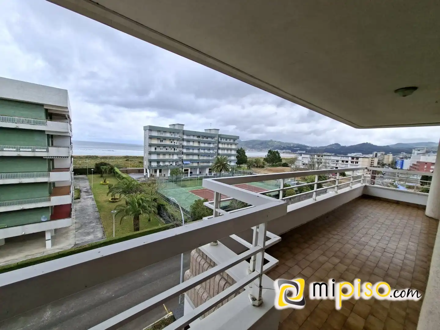 Terrassa de Pis de lloguer en Laredo amb Calefacció, Terrassa i Piscina