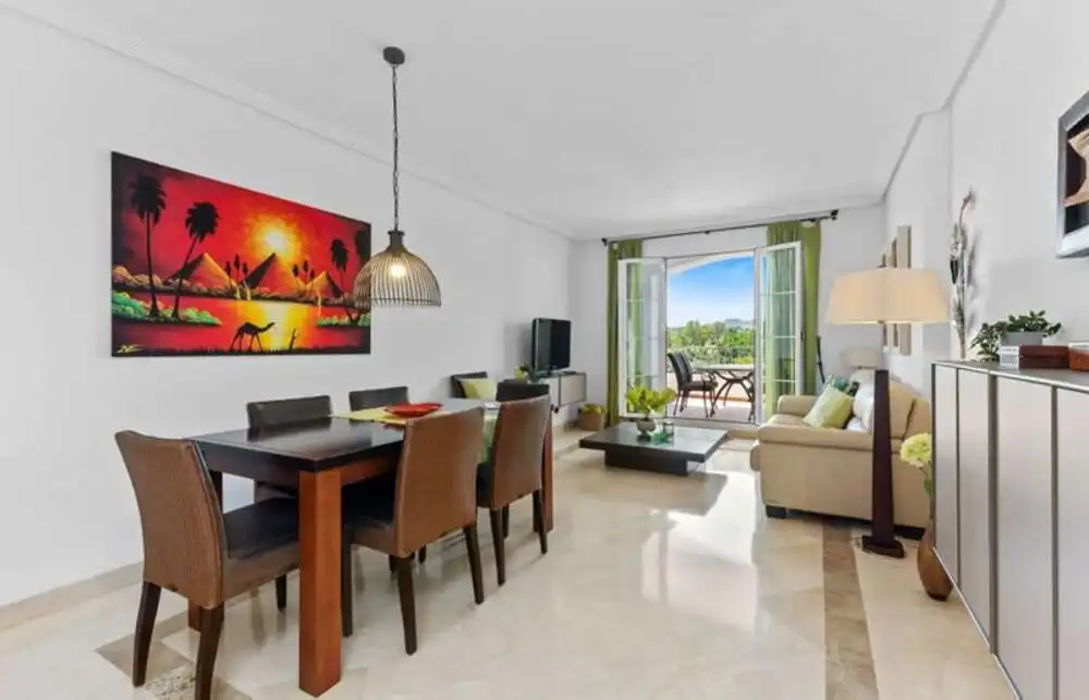 Menjador de Apartament de lloguer en Benahavís amb Aire condicionat, Terrassa i Traster