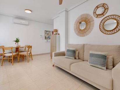 Sala d'estar de Apartament en venda en Torrevieja amb Aire condicionat i Terrassa