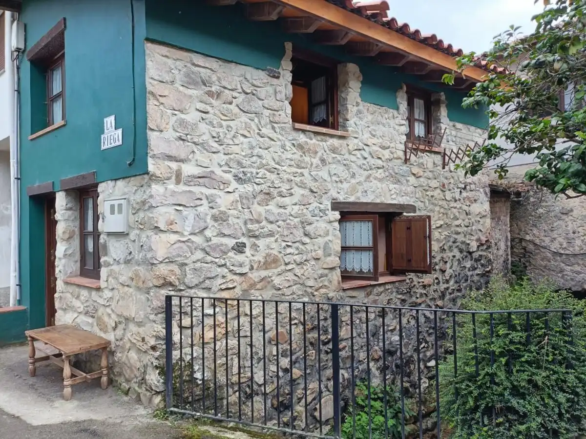 Außenansicht von Einfamilien-Reihenhaus zum Verkauf in Llanes mit Heizung und Möbliert