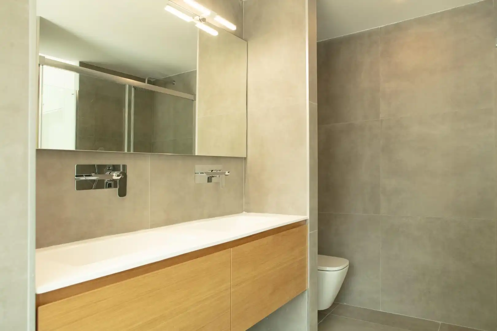 Baño de Casa adosada de alquiler en Rocafort con Aire acondicionado, Calefacción y Jardín privado