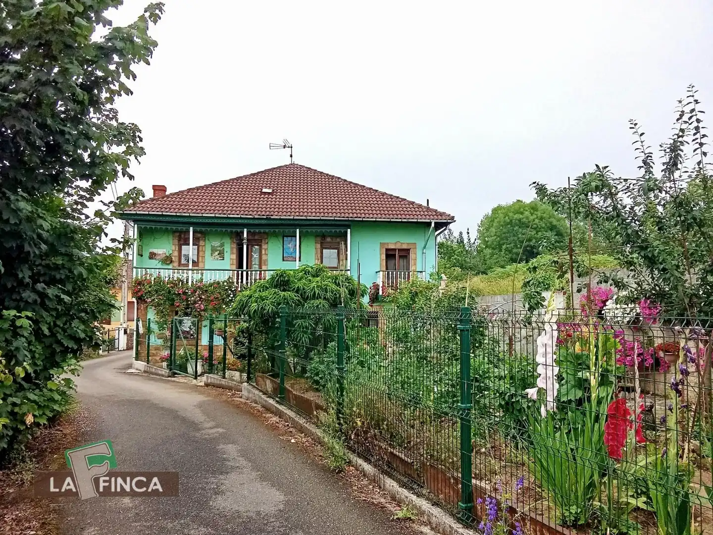 Vista exterior de Casa o chalet en venta en Oviedo  con Calefacción, Terraza y Trastero