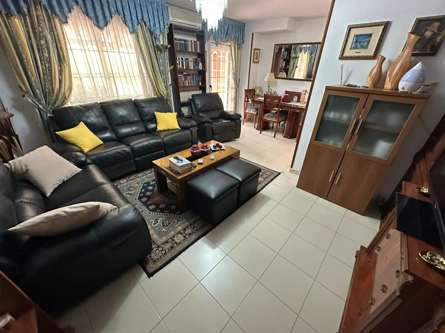 Sala d'estar de Casa adosada en venda en Parla amb Aire condicionat, Calefacció i Jardí privat